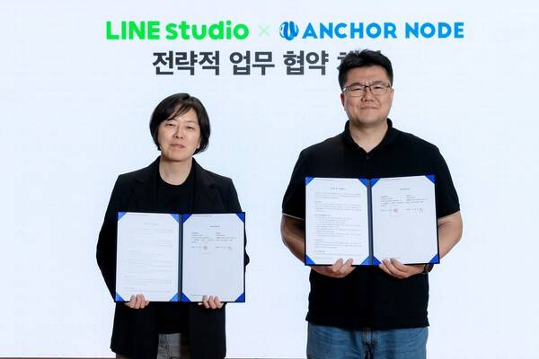 라인스튜디오 이정원 대표(왼쪽)와 앵커노드 원재호 대표가 게임 개발 AI 솔루션 업무협약을 체결했다.
