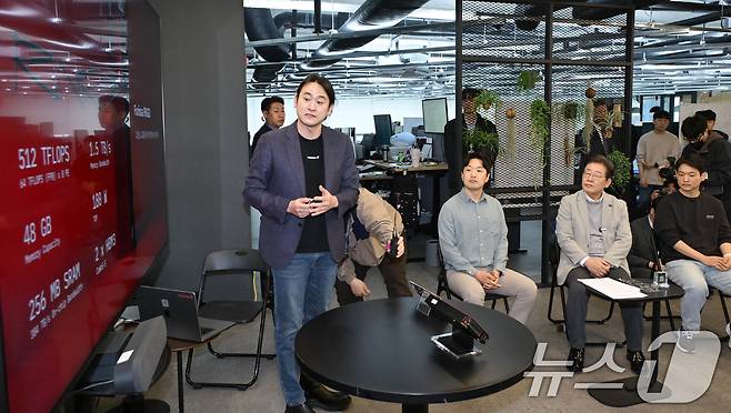 이재명 더불어민주당 대선 예비후보가 14일 서울 강남구 퓨리오사AI에서 백준호 퓨리오사AI 대표의 기술소개를 듣고 있다. 2025.4.14/뉴스1 ⓒ News1 국회사진취재단