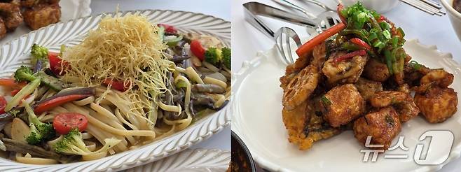 풀무원푸드앤컬처 플랜튜드의 대표 메뉴인 고사리 오일 스톡 파스타(왼쪽)와 모듬 버섯 두부강정.ⓒ News1 이형진 기자