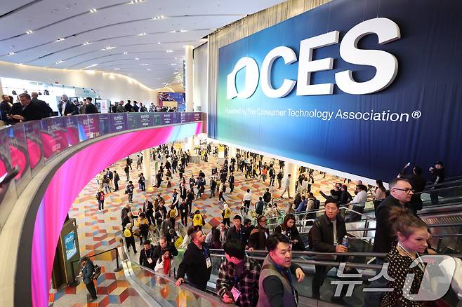 세계 최대 IT(정보기술)·가전 전시회 'CES 2025' 폐막을 하루 앞둔 9일(현지시간) 미국 네바다주 라스베이거스 컨벤션센터(LVCC)에서 관람객들이 전시장을 오가고 있다. 2025.1.10/뉴스1 ⓒ News1