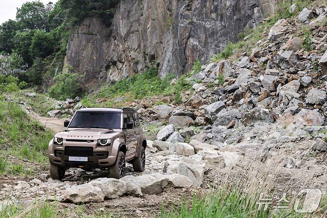 바위 길을 지나가는 디펜더 옥타.