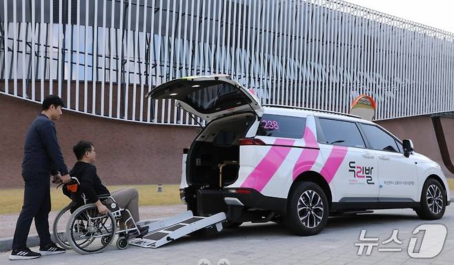 휠체어를 탄 시민이 두리발 차량을 이용하고 있다.(공단 제공. 재판매 및 DB 금지)