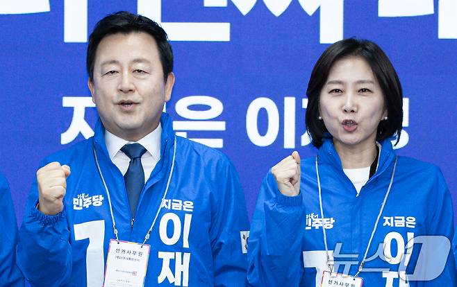 허은아 전 개혁신당 대표와 김용남 전 새누리당 의원이 26일 오전 서울 여의도 더불어민주당사에서 열린 입당환영식에서 박찬대·윤여준 상임 총괄선대위원장 등과 기념촬영을 하고 있다. 2025.5.26/뉴스1 ⓒ News1 이재명 기자