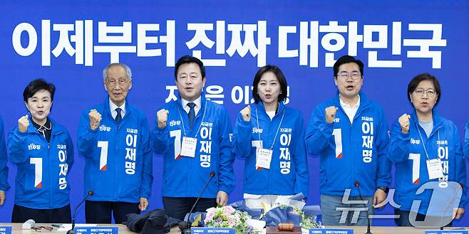 허은아 전 개혁신당 대표와 김용남 전 새누리당 의원이 26일 오전 서울 여의도 더불어민주당사에서 열린 입당환영식에서 박찬대·윤여준 상임 총괄선대위원장 등과 기념촬영을 하고 있다. 2025.5.26/뉴스1 ⓒ News1 이재명 기자