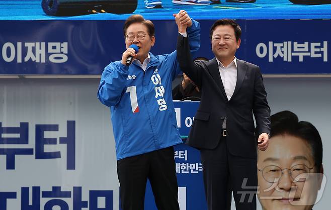 이재명 더불어민주당 대통령 후보가 17일 광주 서구 김대중컨벤션센터 광장에서 열린 집중유세에서 국민의힘 탈당 후 개혁신당 정책위의장을 맡았던 김용남 전 의원을 소개하고 있다. (공동취재)2025.5.17/뉴스1 ⓒ News1 이재명 기자