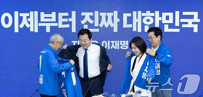 허은아 전 개혁신당 대표와 김용남 전 새누리당 의원이 26일 오전 서울 여의도 더불어민주당사에서 열린 입당환영식에서 선거운동복을 착용하고 있다. 2025.5.26/뉴스1 ⓒ News1 이재명 기자