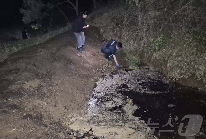 지난 22일 오후 7시 20분께 공주시 신풍면 화흥리 당진영덕고속도로에서 발생한 염산 수송 차량 전복 사고 수습 현장. (공주시 제공.재판매 및 DB금지)2025.5.26/뉴스1
