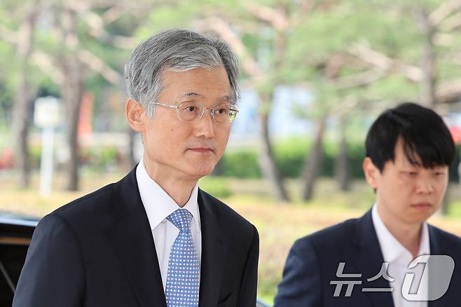 조희대 대법원장이 26일 오전 서울 서초구 대법원으로 출근하고 있다. 이날 전국의 판사 대표들은 사법연수원에서 전국법관대표회의를 열고 이재명 더불어민주당 대통령 후보의 공직선거법 위반 사건 대법원 판결에 대해 논의한다. 2025.5.26/뉴스1 ⓒ News1 신웅수 기자