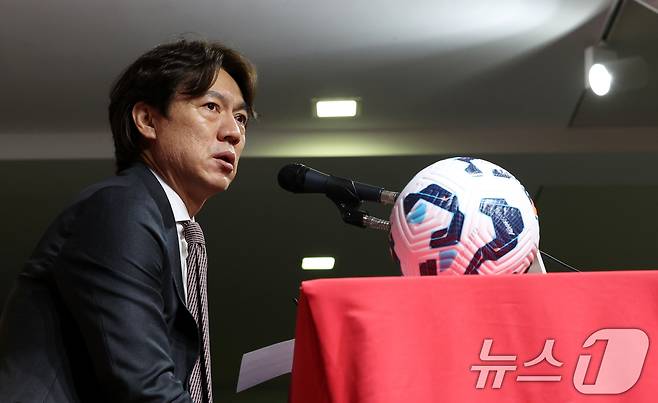 홍명보 대한민국 축구 국가대표 감독이 26일 오전 서울 종로구 축구회관에서 6월 A매치 국가대표 명단을 발표하고 있다. 2025.5.26/뉴스1 ⓒ News1 김명섭 기자