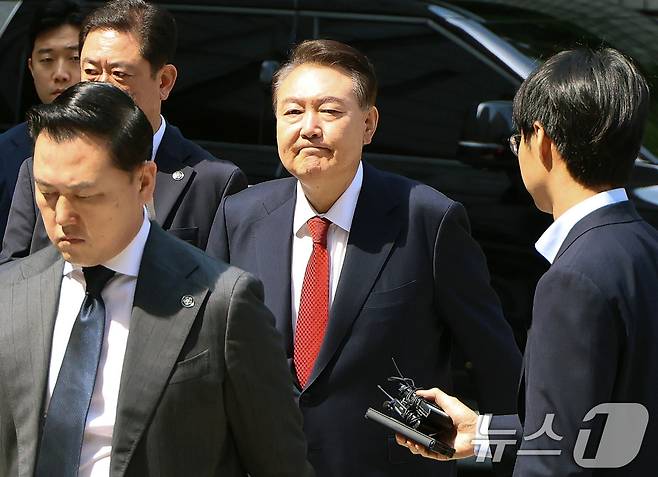 윤석열 전 대통령이 26일 서울 서초구 서울중앙지방법원에서 열린 내란 우두머리 혐의ㆍ직권남용 권리행사 방해 혐의 사건 5차 공판에 출석하고 있다. 2025.5.26/뉴스1 ⓒ News1 사진공동취재단