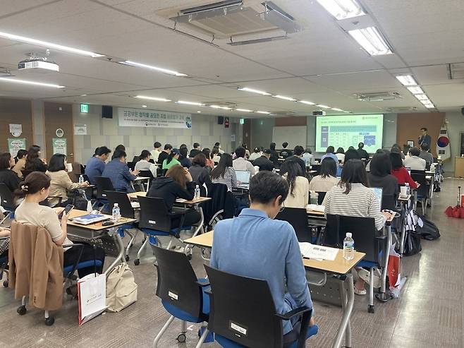 2025년 5월 15일 창작물 공모전 지침 바로알기 교육에서 김주석 저작권상담팀장이 <저작권법률지원센터> 사업 소개를 하고 있다. (한국저작권위원회 제공)