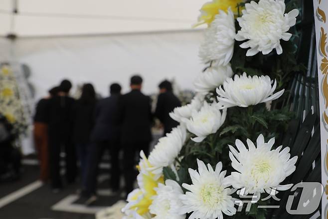지난 22일 제주 모 중학교 교사가 학교에서 숨진 채 발견된 가운데 23일 제주도교육청 앞마당에 마련된 분향소에는 고인을 추모하기 위한 교육청 직원의 발길이 이어지고 있다. (사진은 기사 내용과 무관함) 2025.5.23/뉴스1 ⓒ News1 고동명 기자