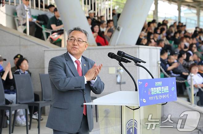 김종철 병무청장이 26일 충남 논산 육군훈련소에서 개최한 현역병 입영문화제 '청춘예찬 콘서트'에서 입영하는 청춘들에게 응원의 박수를 보내고 있다. (병무청 제공. 재판매 및 DB 금지) 2025.5.26/뉴스1