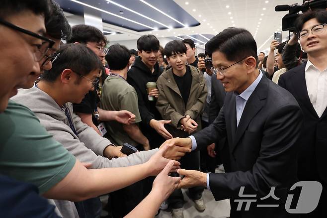김문수 국민의힘 대통령 후보가 26일 경기 평택시 삼성전자 평택캠퍼스를 방문해 삼성직원들과 인사하고 있다. (공동취재) 2025.5.26/뉴스1 ⓒ News1 이광호 기자