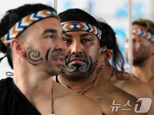 26일 오후 서울 용산구 국립중앙박물관 열린마당에서 그룹 '히와(HIWA)'가 '마나 모아나-신성한 바다의 예술, 오세아니아' 특별전 기념 마오리 '카파 하카(kapa haka)' 공연을 선보이고 있다. 2025.5.26/뉴스1 ⓒ News1 황기선 기자