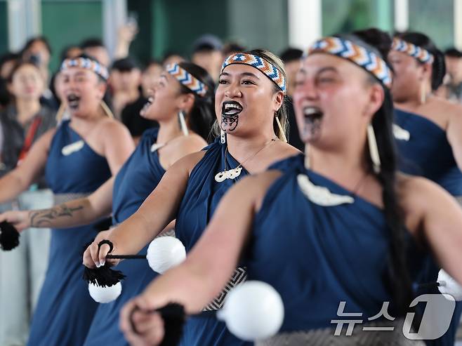 26일 오후 서울 용산구 국립중앙박물관 열린마당에서 그룹 '히와(HIWA)'가 '마나 모아나-신성한 바다의 예술, 오세아니아' 특별전 기념 마오리 '카파 하카(kapa haka)' 공연을 선보이고 있다.2025.5.26/뉴스1 ⓒ News1 황기선 기자