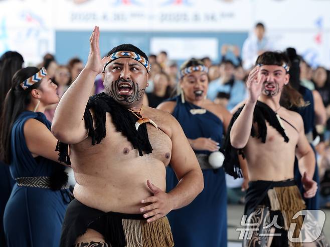 26일 오후 서울 용산구 국립중앙박물관 열린마당에서 그룹 '히와(HIWA)'가 '마나 모아나-신성한 바다의 예술, 오세아니아' 특별전 기념 마오리 '카파 하카(kapa haka)' 공연을 선보이고 있다. 2025.5.26/뉴스1 ⓒ News1 황기선 기자