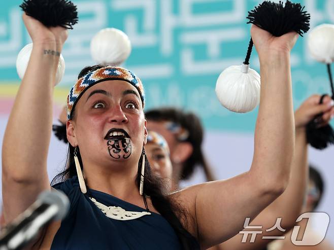 26일 오후 서울 용산구 국립중앙박물관 열린마당에서 그룹 '히와(HIWA)'가 '마나 모아나-신성한 바다의 예술, 오세아니아' 특별전 기념 마오리 '카파 하카(kapa haka)' 공연을 선보이고 있다. 2025.5.26/뉴스1 ⓒ News1 황기선 기자