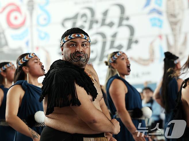 26일 오후 서울 용산구 국립중앙박물관 열린마당에서 그룹 '히와(HIWA)'가 '마나 모아나-신성한 바다의 예술, 오세아니아' 특별전 기념 마오리 '카파 하카(kapa haka)' 공연을 선보이고 있다. 2025.5.26/뉴스1 ⓒ News1 황기선 기자