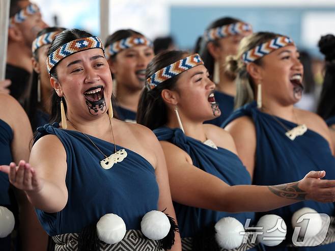 26일 오후 서울 용산구 국립중앙박물관 열린마당에서 그룹 '히와(HIWA)'가 '마나 모아나-신성한 바다의 예술, 오세아니아' 특별전 기념 마오리 '카파 하카(kapa haka)' 공연을 선보이고 있다. 2025.5.26/뉴스1 ⓒ News1 황기선 기자