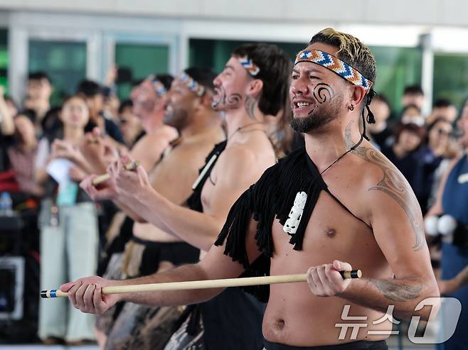 26일 오후 서울 용산구 국립중앙박물관 열린마당에서 그룹 '히와(HIWA)'가 '마나 모아나-신성한 바다의 예술, 오세아니아' 특별전 기념 마오리 '카파 하카(kapa haka)' 공연을 선보이고 있다.  2025.5.26/뉴스1 ⓒ News1 황기선 기자