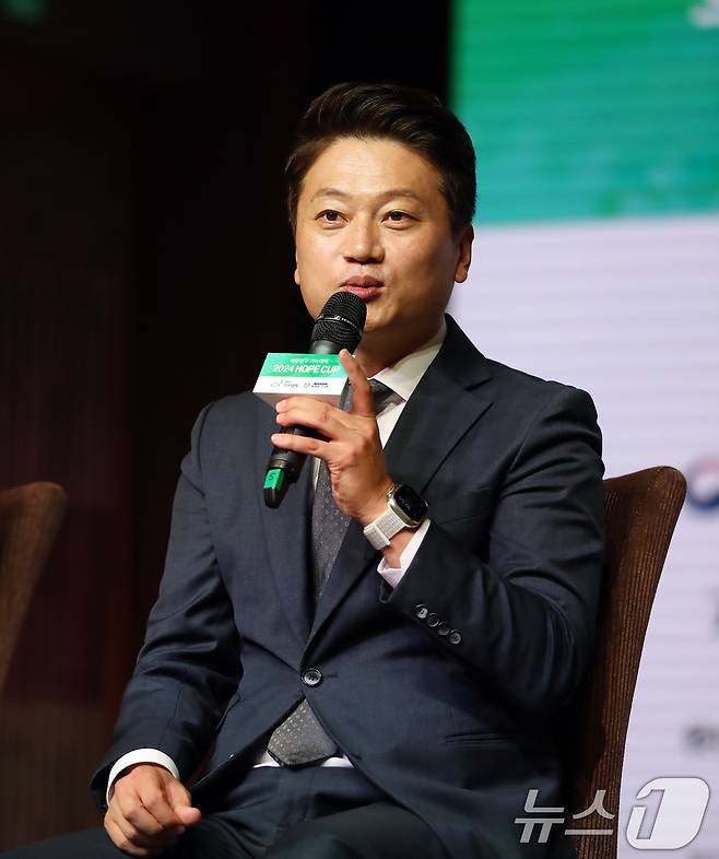 호프컵 명예대회장인 박문성 축구 해설위원이 2일 오전 서울 중구 한국의집 민속극장에서 열린 희망친구 기아대책 '2024 호프컵 미디어데이' 행사에서 인사말을 하고 있다. (희망친구 기아대책 제공) 2024.10.2/뉴스1