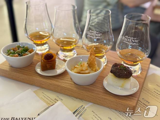 서울 성수동 '피치스 도원'에서 '발베니 메이커스 테이블' 팝업스토어에서 국내 한식 장인들과 협업해 개발한 '발베니 페어링 세트'의 모습이다.2025.5.26/뉴스1 ⓒ News1 이강 기자