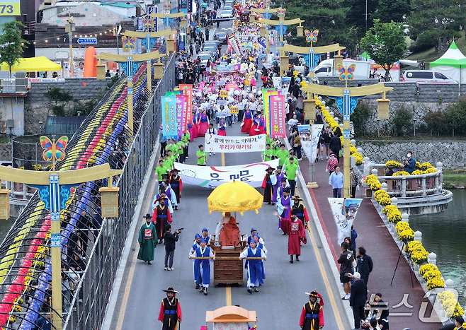 지난 22일부터 25일까지 열린 밀양아리랑대축제 퍼레이드 모습.(밀양시 제공. 재판매 및 DB금지)
