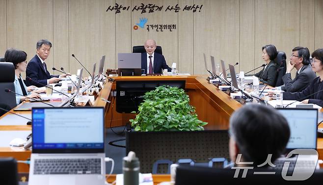 안창호 국가인권위원장이 26일 오후 서울 중구 국가인권위원회 회의실에서 열린 제11차 전원위원회 회의에서 참석자들과 환담을 나누고 있다. 인권위는 이날 회의에서 12·3 비상계엄 인권침해 대응 방안과 관련한 세계국가인권기구연합(GANHRI·간리) 특별심사를 위한 답변서 초안 내용을 심의한다. 2025.5.26/뉴스1 ⓒ News1 오대일 기자