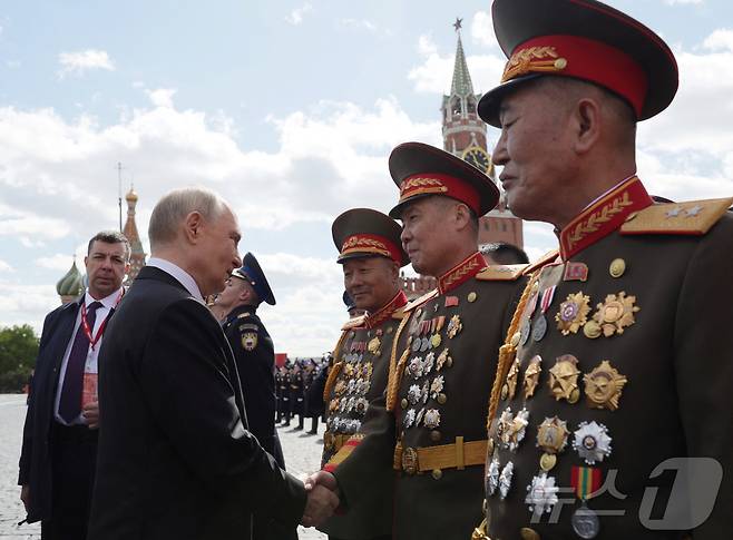 러시아 대통령 블라디미르 푸틴이 9일 모스크바 중심부의 붉은 광장에서 제2차 세계대전 중 나치 독일에 대한 승리 80주년을 기념하는 전승절 열병식 후 북한 군 장성들과 인사하고 있다. 2025.5.9 ⓒ 로이터=뉴스1 ⓒ News1 강민경 기자