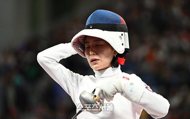 송세라가 27일 프랑스 파리 그랑팔레에서 열린 2024 파리올림픽 펜상 여자 에페 개인 16강전에서  헝가리 무하리에 패한 뒤 아쉬워하고 있다. 2024. 7. 27.  파리 | 박진업 기자 upandup@sportsseoul.com