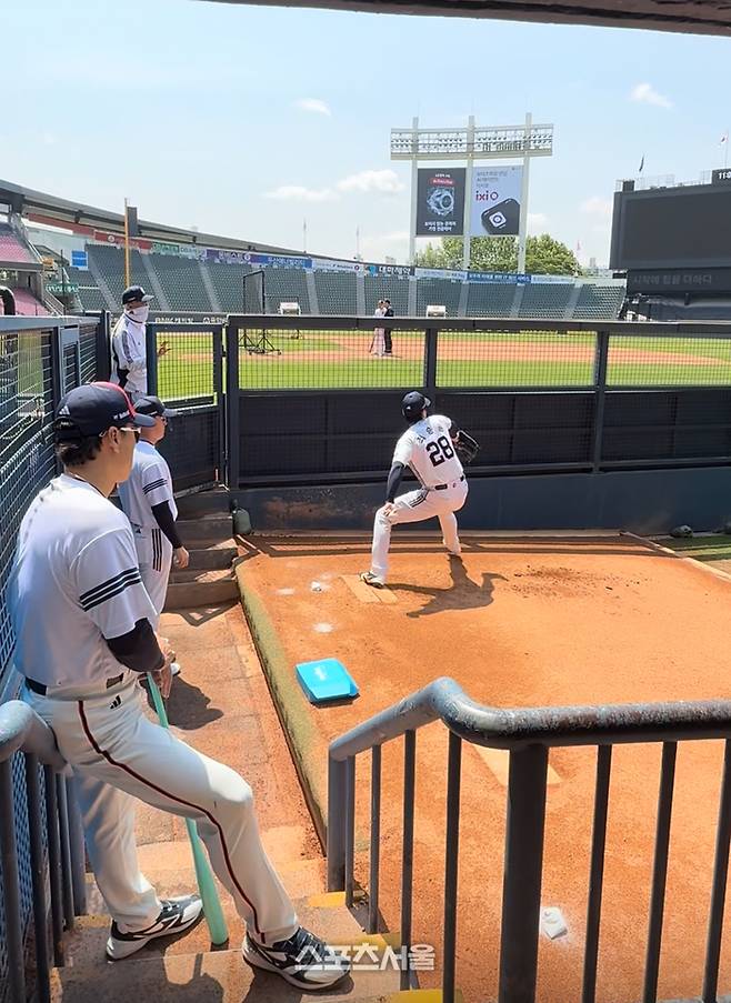 경기전 이승엽 감독과 박정배 투수코치, 고토 수석코치가 최승용의 투구를 지켜보고 있다. 잠실 | 박연준 기자 duswns0628@sportsseoul.com