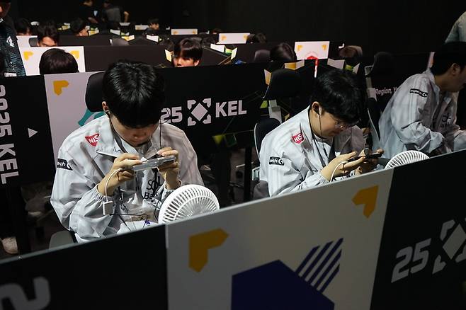 DRX 선수단이 24일 부산 진구 부산e스포츠경기장에서 열린 2025 KEL 배틀그라운드 모바일 본선 1일차 경기에 임하고 있다. 사진 | 한국e스포츠협회