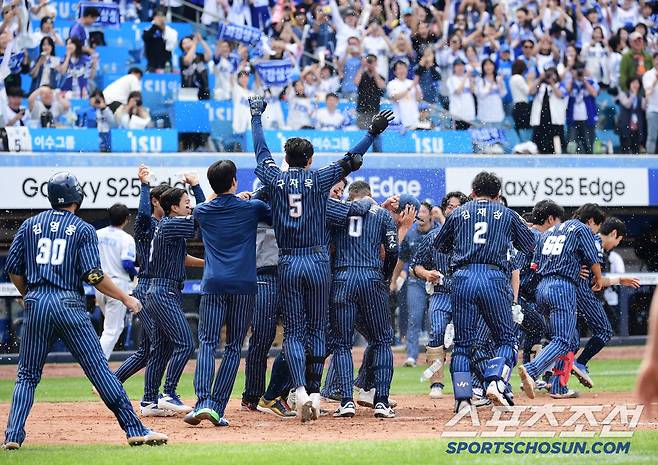 9회말 삼성 디아즈 끝내기 홈런. 동료들과 함께 기뻐하는 디아즈.