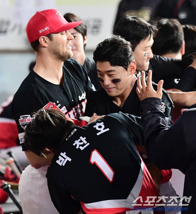 네일, 박찬호의 축하를 받고 있는 김도영.