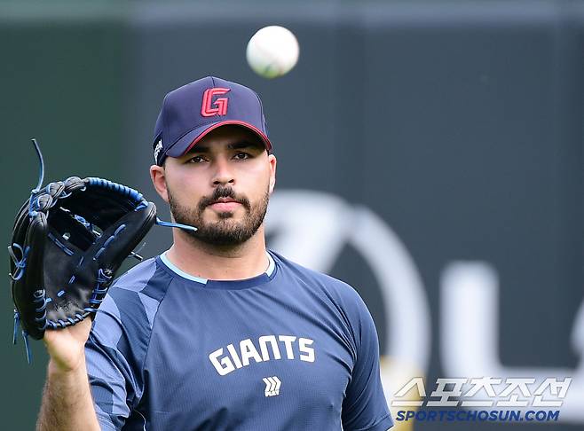 캐치볼로 몸을 풀고 있는 롯데 감보아.