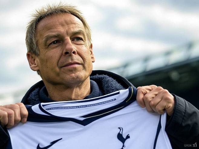 [스포츠조선 강우진 기자]위르겐 클린스만 전 한국 축구 국가대표팀 감독이 또다시 손흥민을 언급했다. 

클린스만은 최근 영국 BBC와의 인터뷰에서 손흥민의 유로파리그 우승에 대해 "정말 기쁘다. 토트넘이 이렇게 오랜 시간 끝에 우승해서 너무 기쁘고, 무엇보다 감독과 팬들을 위해 정말 기쁘다"라며 "이건 정말 매우 권위 있는 트로피다. 코치진들과 함께 경기를 지켜봤다. 고통스러운 경기였지만, 토트넘 팬들에게는 충분히 그럴 만한 가치가 있었다. 행복하다"라고 말했다. 사진=SNS