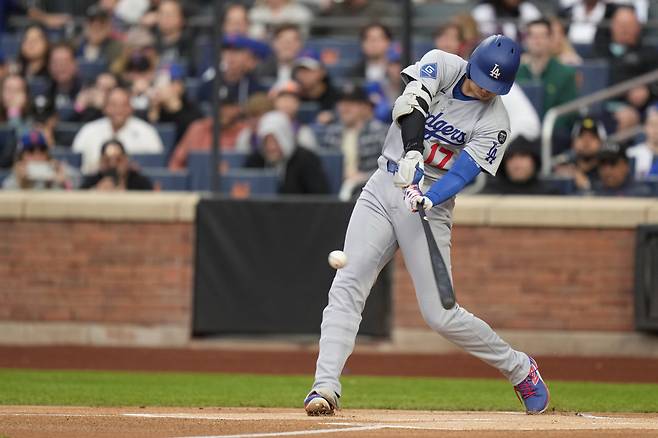 LA 다저스 오타니 쇼헤이가 뉴욕 메츠전에서 1회초 우월 솔로홈런을 터뜨리고 있다. AP연합뉴스