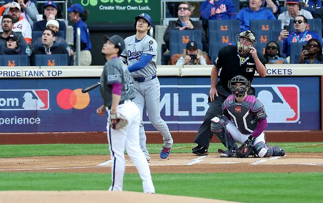 오타니가 1회초 선두타자로 나가 센가 고다이의 직구를 잡아당겨 우중간 솔로포를 터뜨리고 있다. AFP연합뉴스