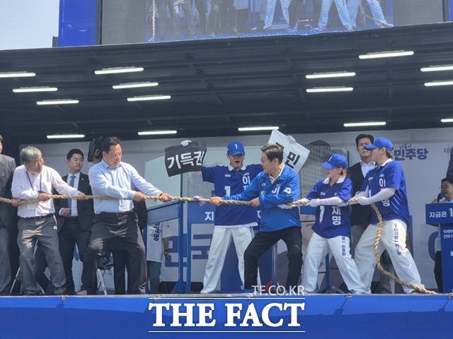 장날을 맞은 당진전통시장을 찾은 이 후보는 유세에 앞서 당진의 전통 행사인 '기지시 줄다리기'에서 착안한 '국민편 대 기득권편 줄다리기' 퍼포먼스를 펼쳤다. /송호영 기자