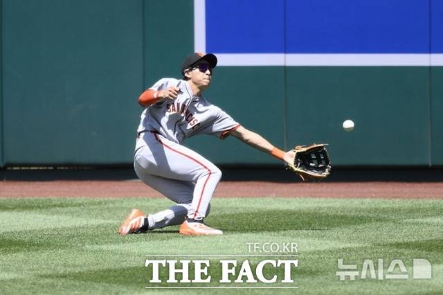 이정후가 26일(한국시간) 워싱턴전 2회말 수비에서 나다니엘 로우의 타구를 쫓아갔지만 아쉽게 잡아 내지 못했다. /워싱턴=AP.뉴시스