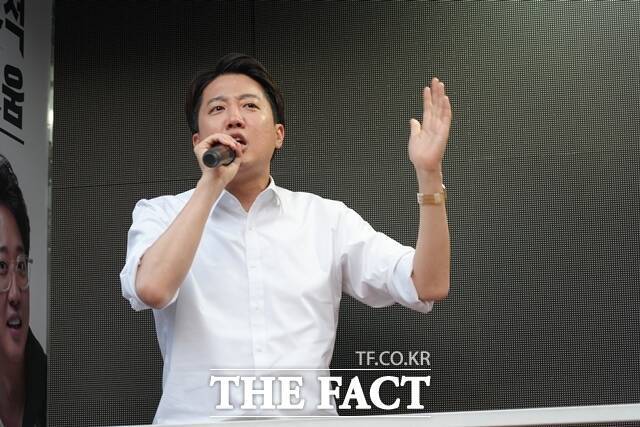 이준석 개혁신당 대선 후보가 당원들에게 "단일화가 있다면 그 당의 후보(김문수)가 사퇴하는 것뿐"이라며 완주 의지를 다졌다. 이 후보가 25일 오후 서울 송파구 석촌호수 유세 현장에서 연설을 하고 있다. /개혁신당