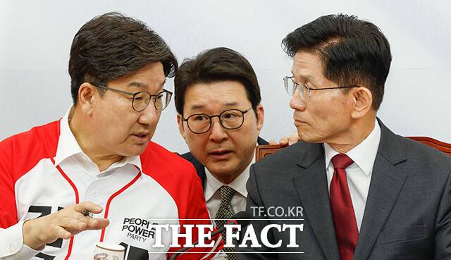 권성동 국민의힘 원내대표가 26일 "'도저히 이재명에게 나라를 맡겨서는 안 된다'는 절박한 마음이 커지면서 해볼 만하다는 기세와 희망이 바닥 민심에서 올라오고 있다"고 밝혔다. /임영무 기자