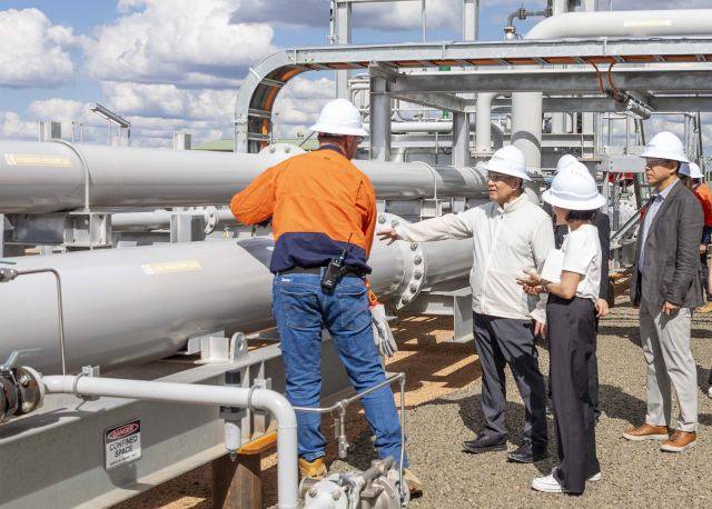 장인화 포스코그룹 회장이 위기를 맞은 양대 사업(철강·이차전지소재)에 승부수를 띄웠다. 장 회장이 지난달 초 호주 세넥스에너지를 방문하며 글로벌 경영에 나선 모습. /포스코그룹