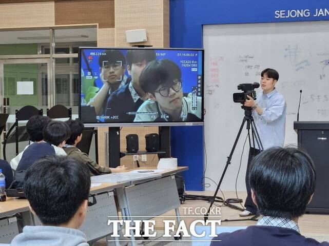 지난 15일 주창환 교사가 세종장영실고등학교에서 열린 ‘카메라 워크 실습’ 수업 공개에서 영화 편집 기법을 활용한 교수법을 소개하고 있다. /세종시교육청