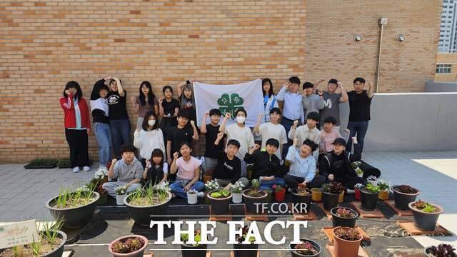 당진시농업기술센터는 지난 12일부터 20일까지 농심 함양과 정서 회복을 위해 관내 4H회 학교에 분화용 토마토 묘를 지원했다. /당진시