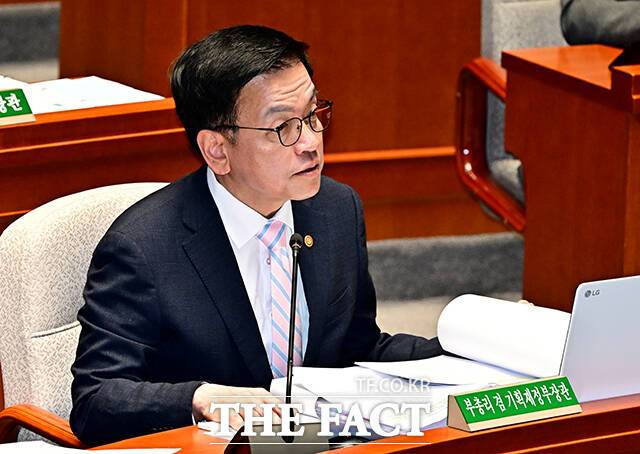 12·3 비상계엄 사태를 수사하고 있는 경찰이 한덕수 전 국무총리와 이상민 전 행정안전부 장관에 이어 최상목 전 경제부총리 겸 기획재정부 장관을 불러 조사하고 있다. 계엄 당일 국무회의에 참석했던 국무위원의 조사가 박차를 가하고 있다. 사진은 지난 4월29일 국회에 출석해 의원 질의에 답변하는 최상목 경제부총리 겸 기획재정부 장관./배정한 기자