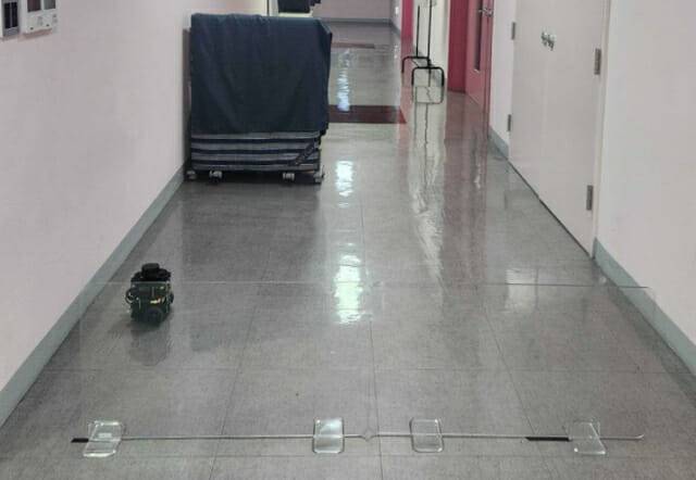 DIGIST 연구팀이 개발한 '핀맵(PINMAP)'을 적용한 로봇이 투명 유리 장애물을 인식하는 실험 모습.