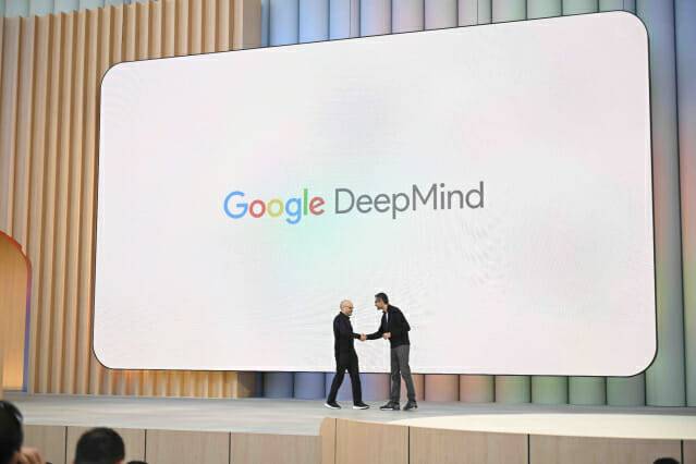 순다 피차이 알파벳 최고경영자(CEO)(우)와 데미스 하사비스 구글 딥마인드 CEO가 악수를 하는 모습. (사진=구글)