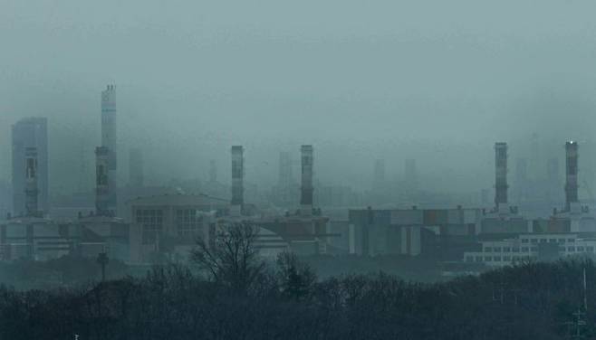 인천 서구 아라타워 전망대에서 바라본 인천 공장지대가 미세먼지에 싸여 있다.(사진은 기사 내용과 무관함) 사진=강진형 기자